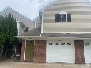 Building Photo - Shelby Twp 2-bedroom, 2-bath condo-style w...
