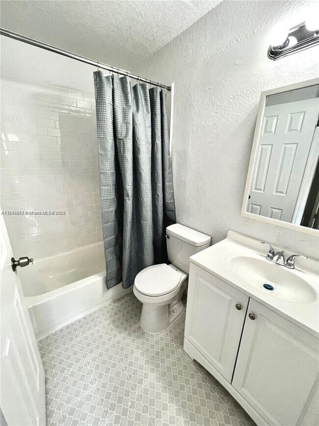 Building Photo - 1948 Lake Atriums Cir