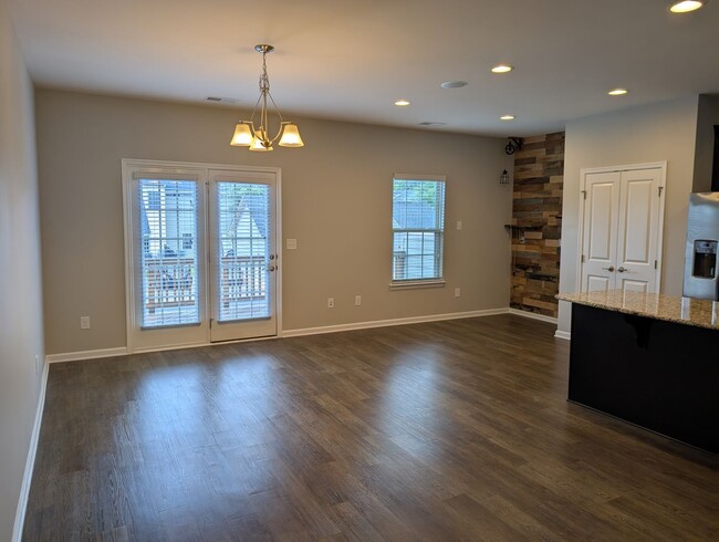 Building Photo - Move-in ready, Townhome Located in the Cit...