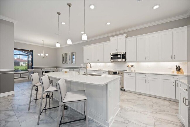 Building Photo - 645 Maraviya Blvd