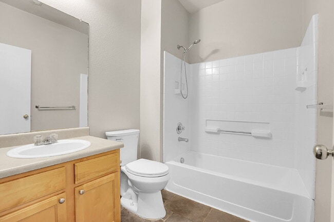 Building Photo - $2,295.00, 2 bedroom plus office, 2 bathro...