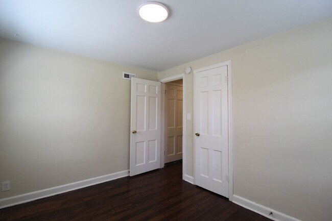 Building Photo - Fully Renovated 1 Bedroom 1 Bath in North Kansas City