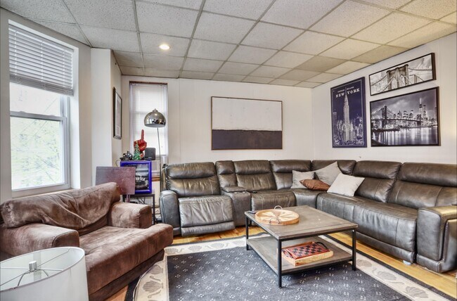 Building Photo - 939 Washington St