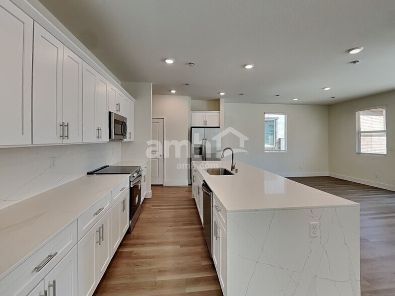 Building Photo - 10380 Bee Balm St