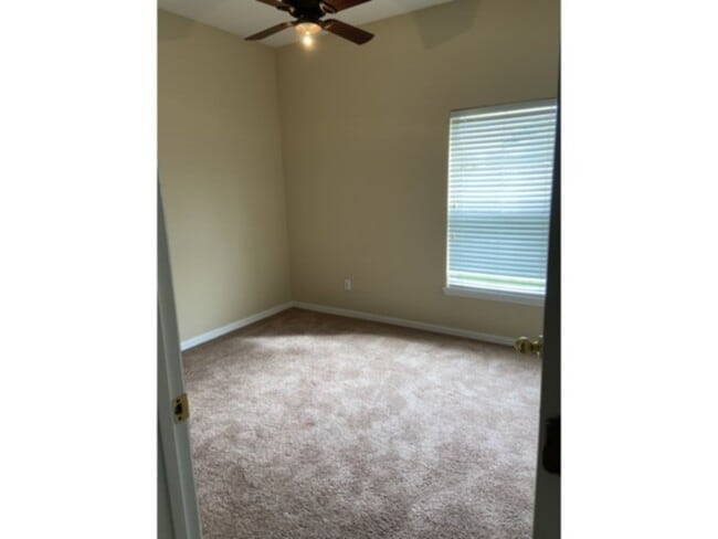 Building Photo - Spacious 4/2 in a Great Community!