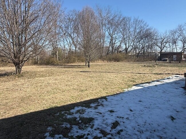 Building Photo - Rossview School