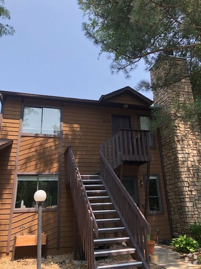 Building Photo - Spacious 1 bed/1bath/garage w fireplace.