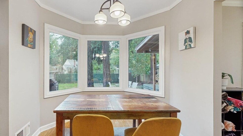 Building Photo - Cozy home with fenced yard and hot tub in NE Portland