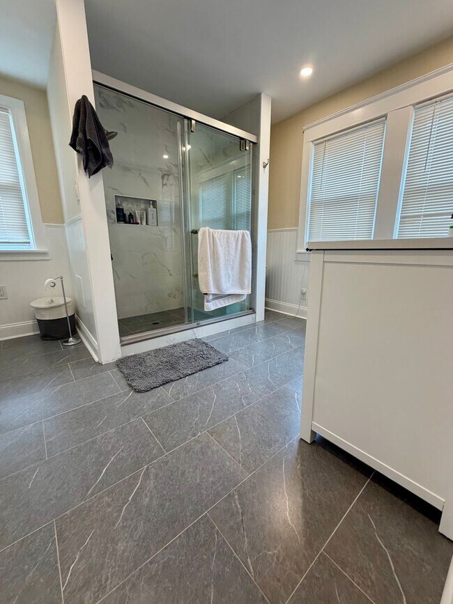 Building Photo - Stunning 4-Bed/2-Bath Home in the heart of Lansdowne! Available First Week of September!