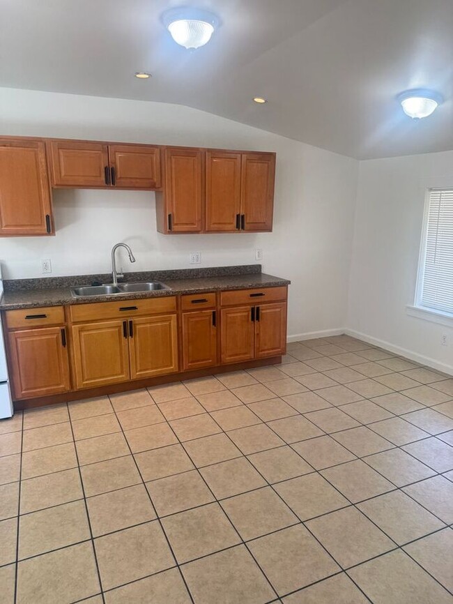 Building Photo - Great 2 Bedrooms 1 Bath