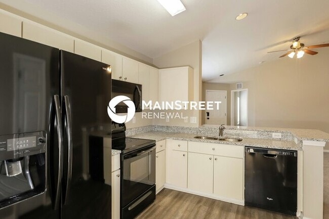 Building Photo - 4 Bedroom Pet-Friendly Home in Ruskin, FL with Main Street Renewal