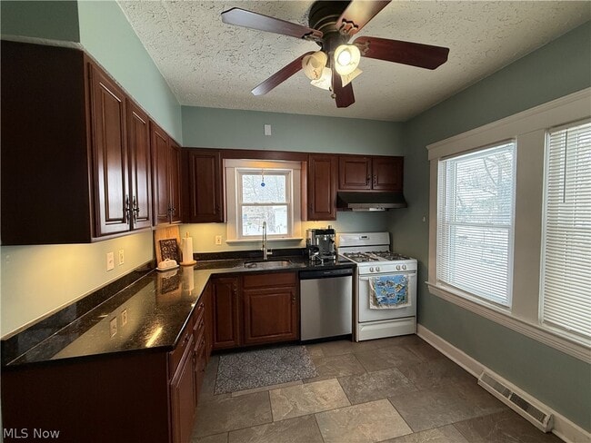 Building Photo - 3842 Parkdale Rd