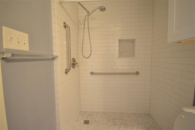 Building Photo - 16114 Windermere Dr