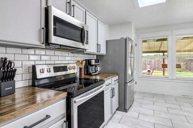 Building Photo - "Charming 3-Bedroom Home in San Antonio with Spacious 1530 sq ft Layout & 2 Full Baths!"
