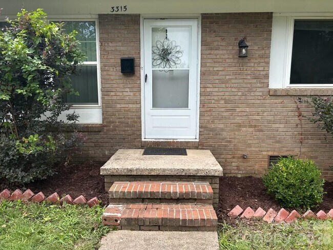Building Photo - 3315 Erskine Dr
