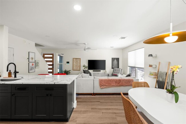 Building Photo - 3404 Dolphin Dr