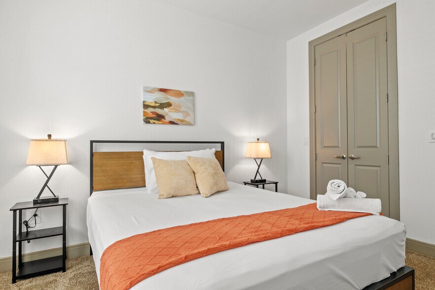 Building Photo - 555 N College Ave