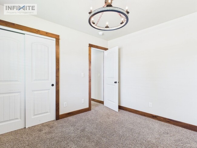 Building Photo - 895 Longbow Ln