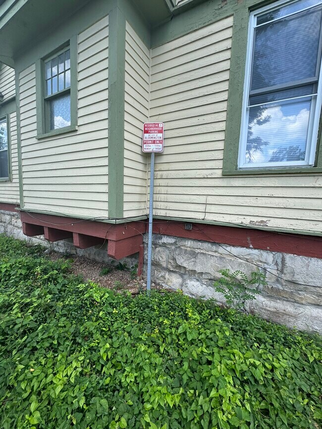 Building Photo - 215 E 9th St