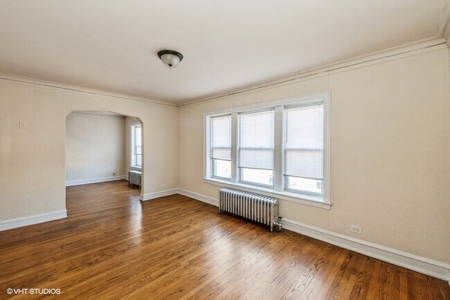 Building Photo - 5427 W Montrose Ave
