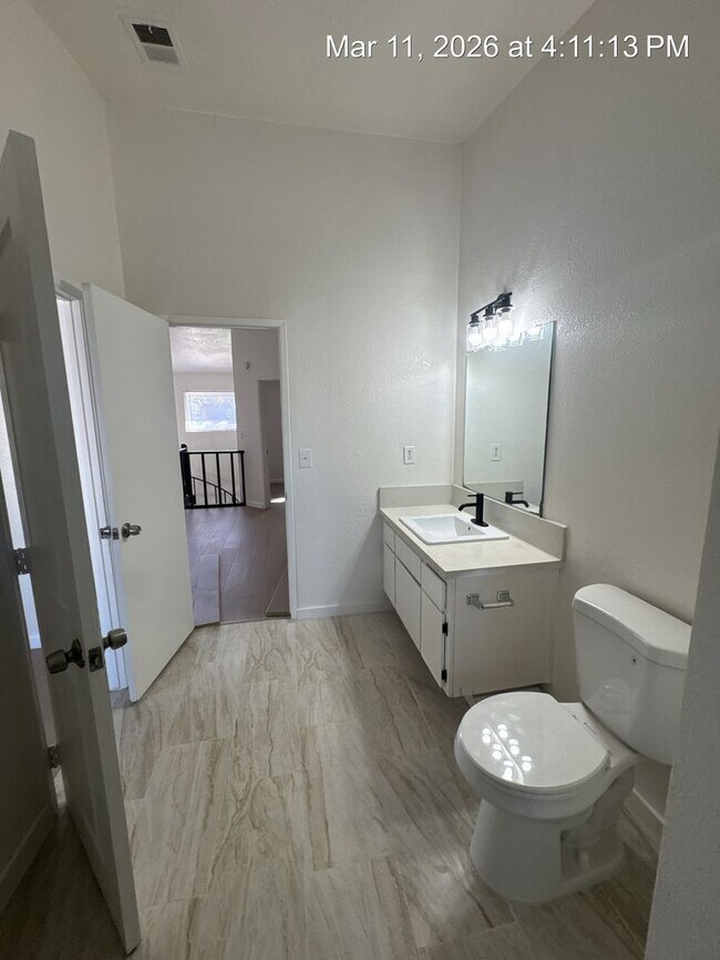 Building Photo - 3512