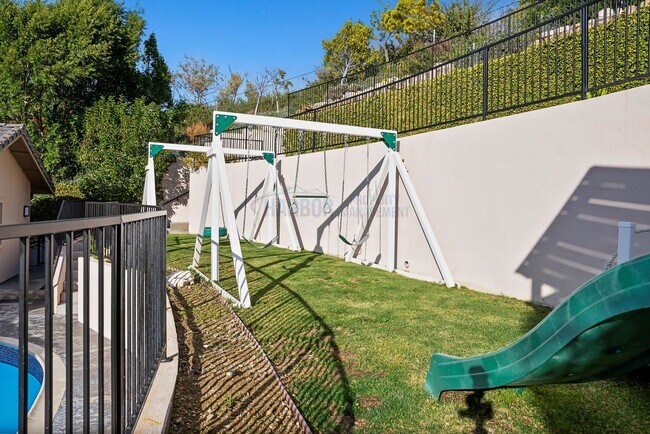 Building Photo - Palos Verdes Estates luxury home is now av...