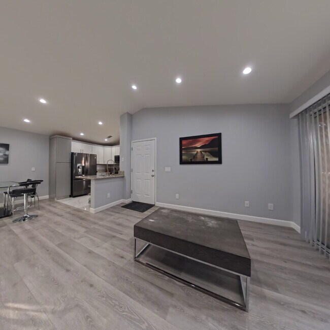 Building Photo - 1 BED 1 BATH CONDO 2nd FLOOR AT OPULENCE!