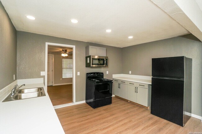 Building Photo - 614 N Sabinas St