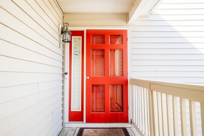 Building Photo - Furnished or Unfurnished Top Floor Condo