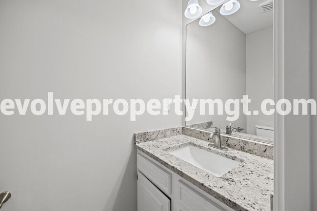 Building Photo - 2481 Chiswood St