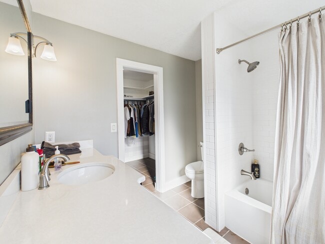 Building Photo - 201 Bluebird Ln