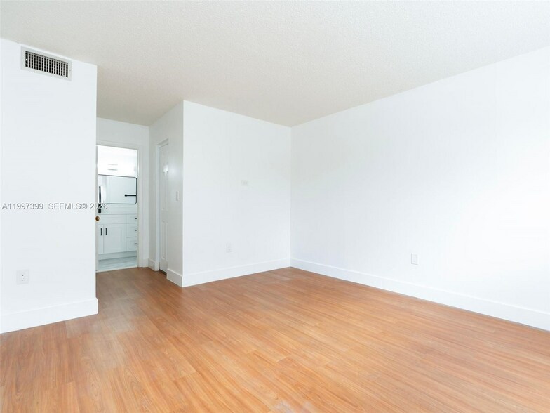 Building Photo - 1490 W 42nd Pl