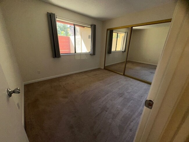Building Photo - Updated 2-bed, 2-bath condo in Fremont’s N...