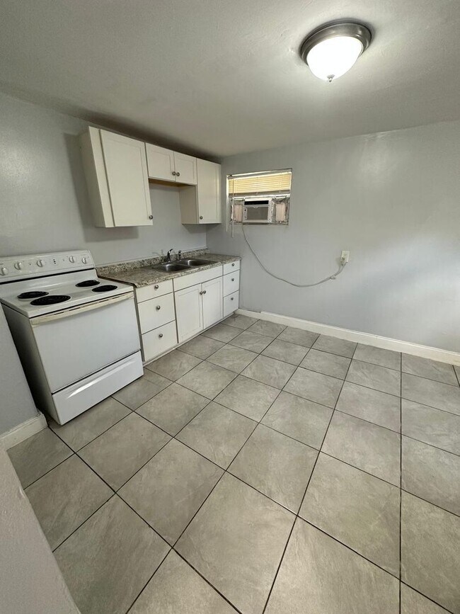 Building Photo - 1785/1787 Mount Herman Duplex