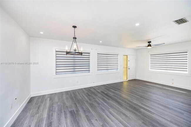 Building Photo - 1706 S Le Jeune Rd