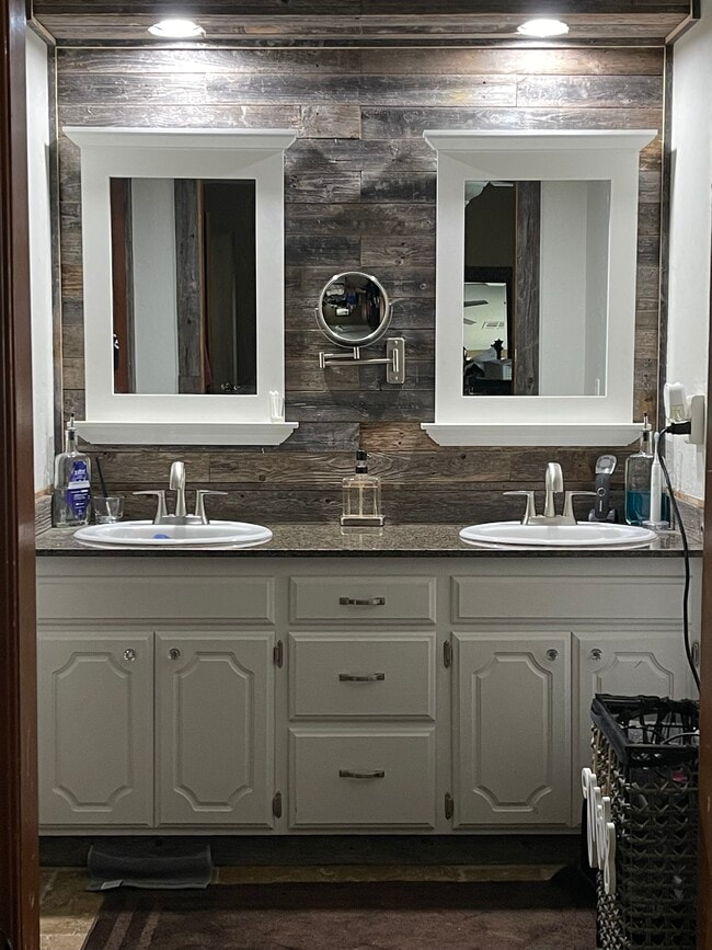 Building Photo - 19201 Aerial Rd