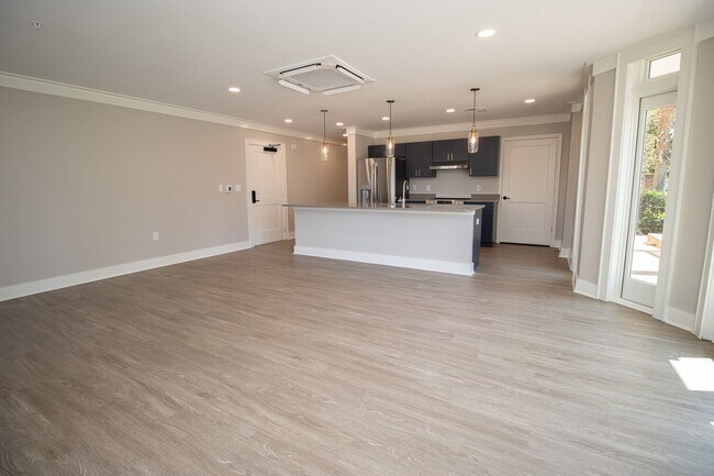 Building Photo - Historic Elegance Meets Modern Luxury – 2 Bed / 2 Bath Apartment in Downtown Columbia