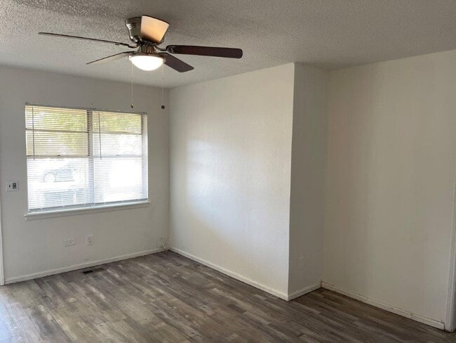Building Photo - New paint, 3 bed 1 bath 1 car in SE Okc!