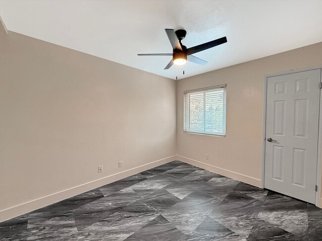 Building Photo - Bright & Updated 2-Bed Condo in Gated Vill...