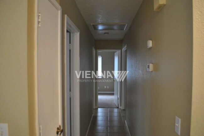 Building Photo - 4073 N Country Dr