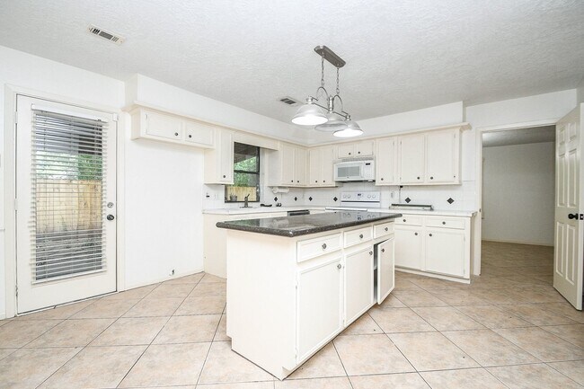 Building Photo - 6702 Spring Leaf Dr