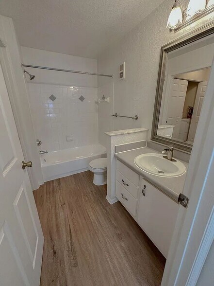 Building Photo - 827 Camargo Way