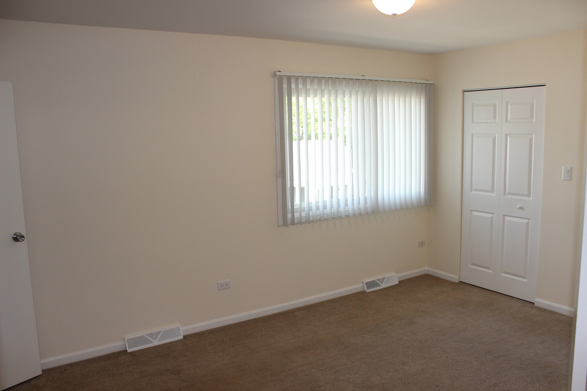 Building Photo - 10S432 Echo Ln