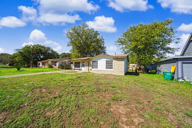 Building Photo - 823 Straight Ln