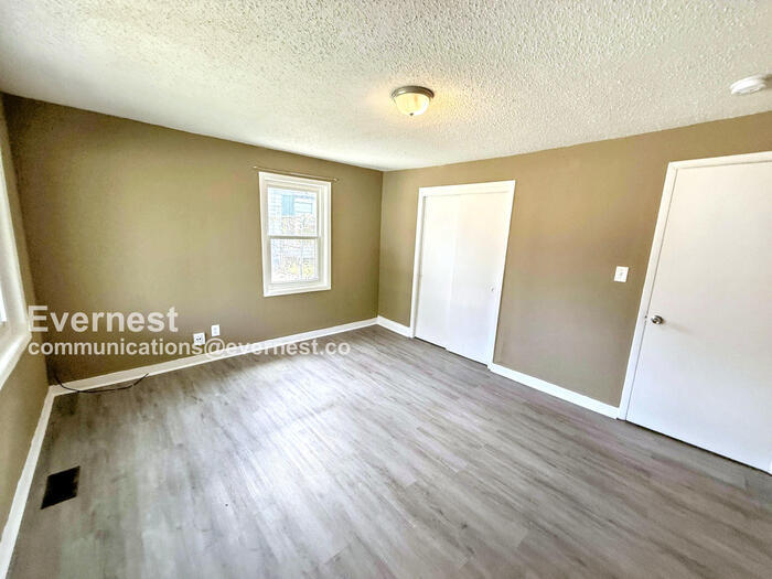 Building Photo - 109 22nd Ave W
