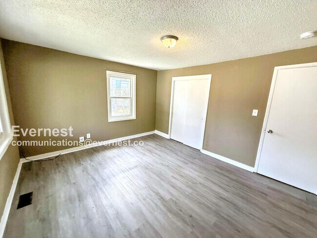 Building Photo - 109 22nd Ave W
