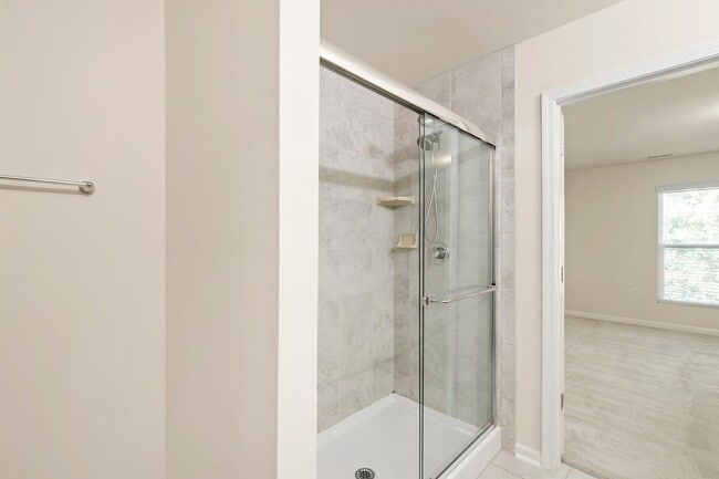 Building Photo - Elegant Townhome Near Southpoint Mall!