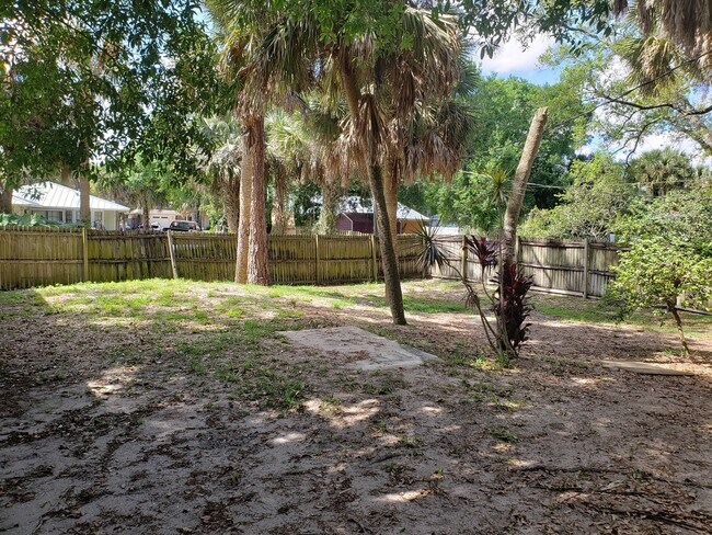 Building Photo - Available - 2 Bed/1Bath Single Family Home~Fenced Yard