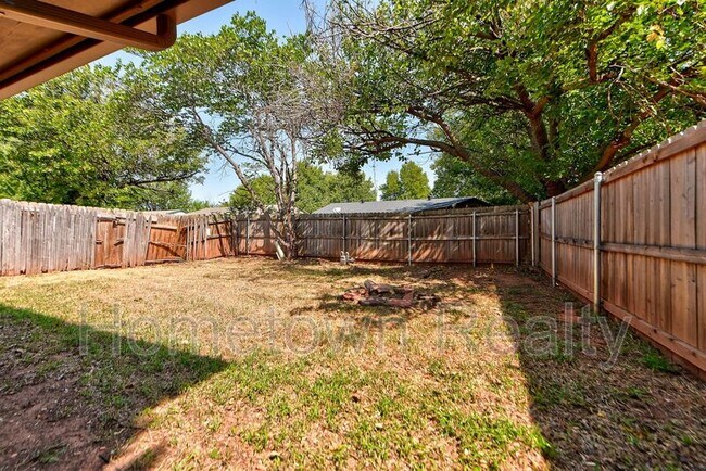 Building Photo - 1713 Hillcrest Dr