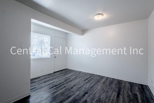 Building Photo - 2334 Dracena St